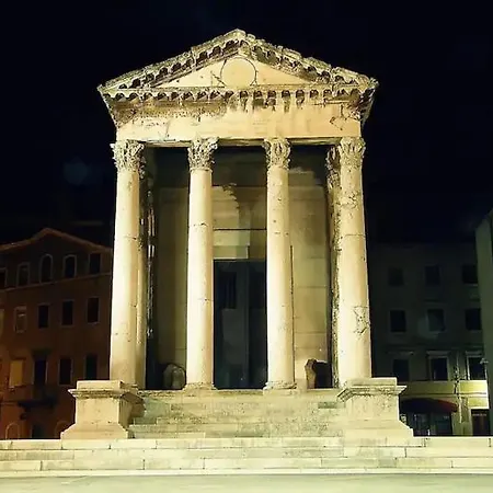 Leona * Pula