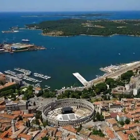 Leona * Pula