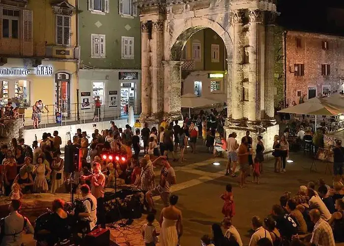 アパート Leona *